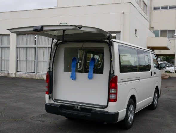 印旛市郡医師会が導入するワンボックス車による「移動式PCR検査所」（写真提供＝TSP太陽）