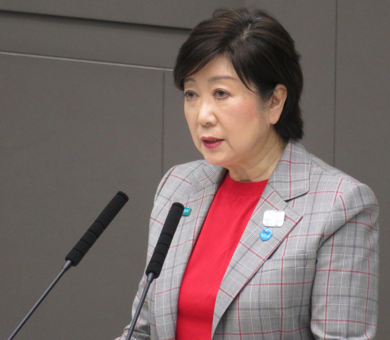 第2回都議会定例会に出席し、所信表明を述べる東京都の小池知事（撮影・佐藤勝亮）