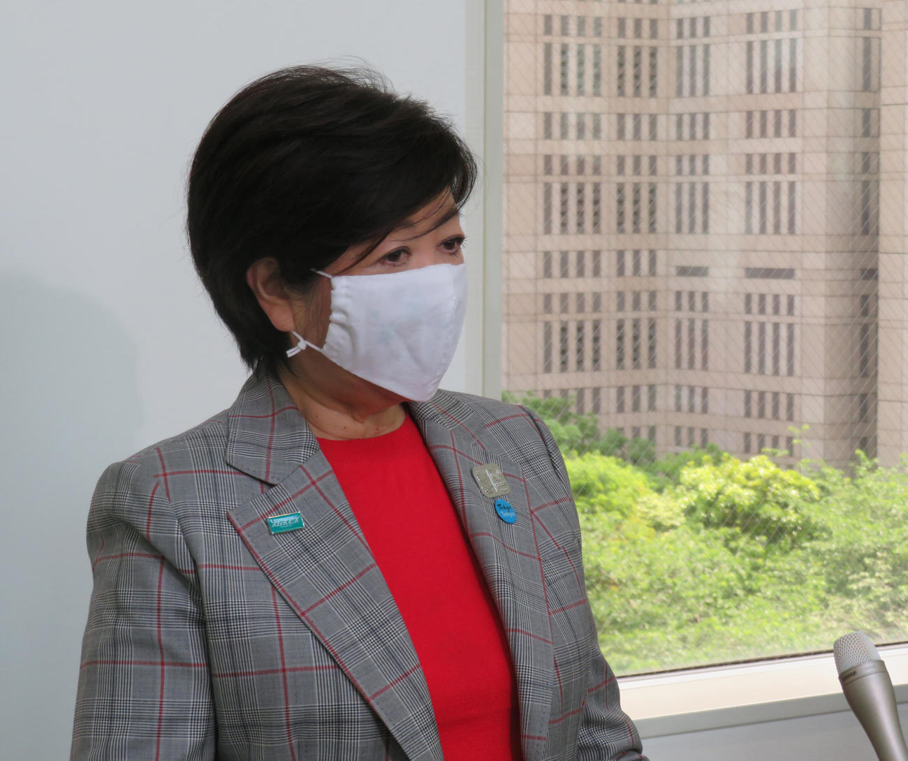ぶら下がり取材に応じる、東京都の小池百合子知事（撮影・佐藤勝亮）