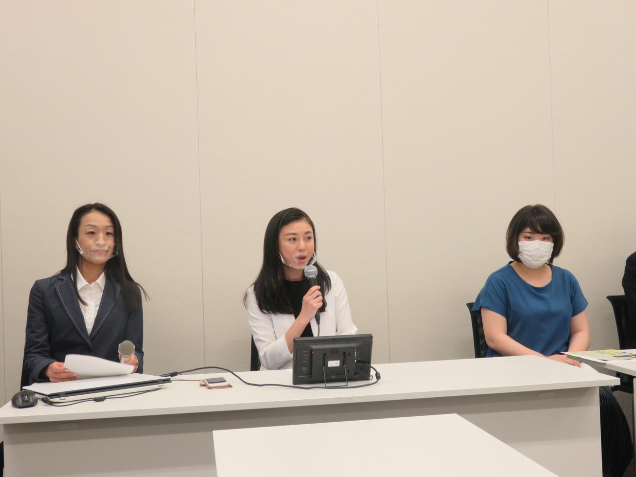 立候補を表明する斉藤りえ氏（中央）。左はリスピーク担当の女性、右は大田区選挙区から立候補する松木香凜氏