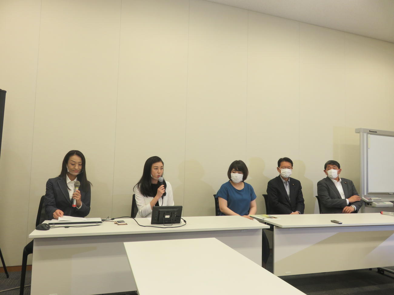 東京都議会議員補欠選挙に北区選挙区から立候補を表明する斉藤りえ氏（左から2人目）。左からリスピーク担当の女性、1人おいて大田区選挙区から立候補する松木香凜氏、長妻昭立憲民主党東京都連合会長、手塚仁雄同幹事長