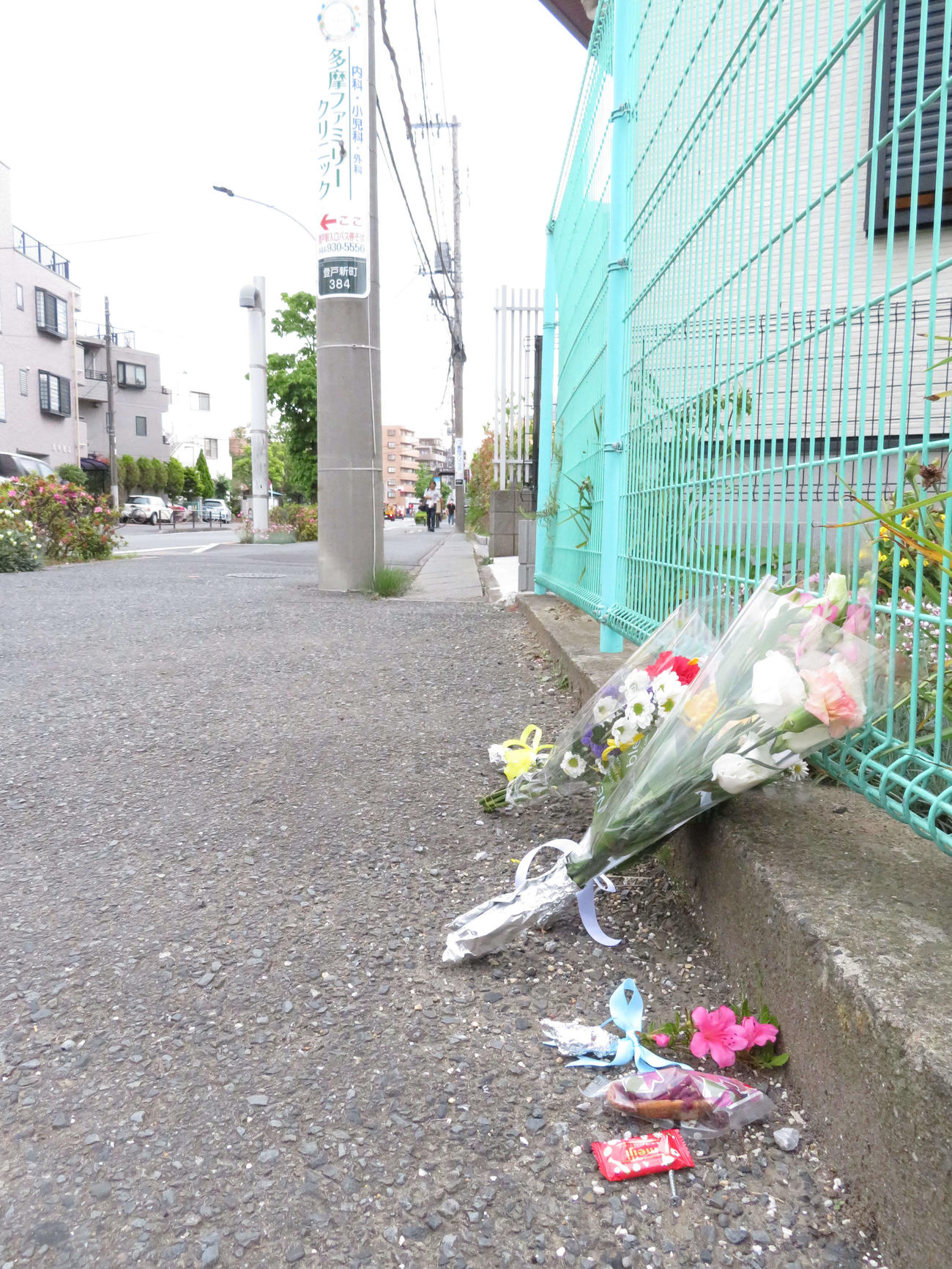 スクールバスを待っていた私立カリタス小の児童ら20人が殺傷された事件現場には、花やお菓子が供えられていた（撮影・近藤由美子）