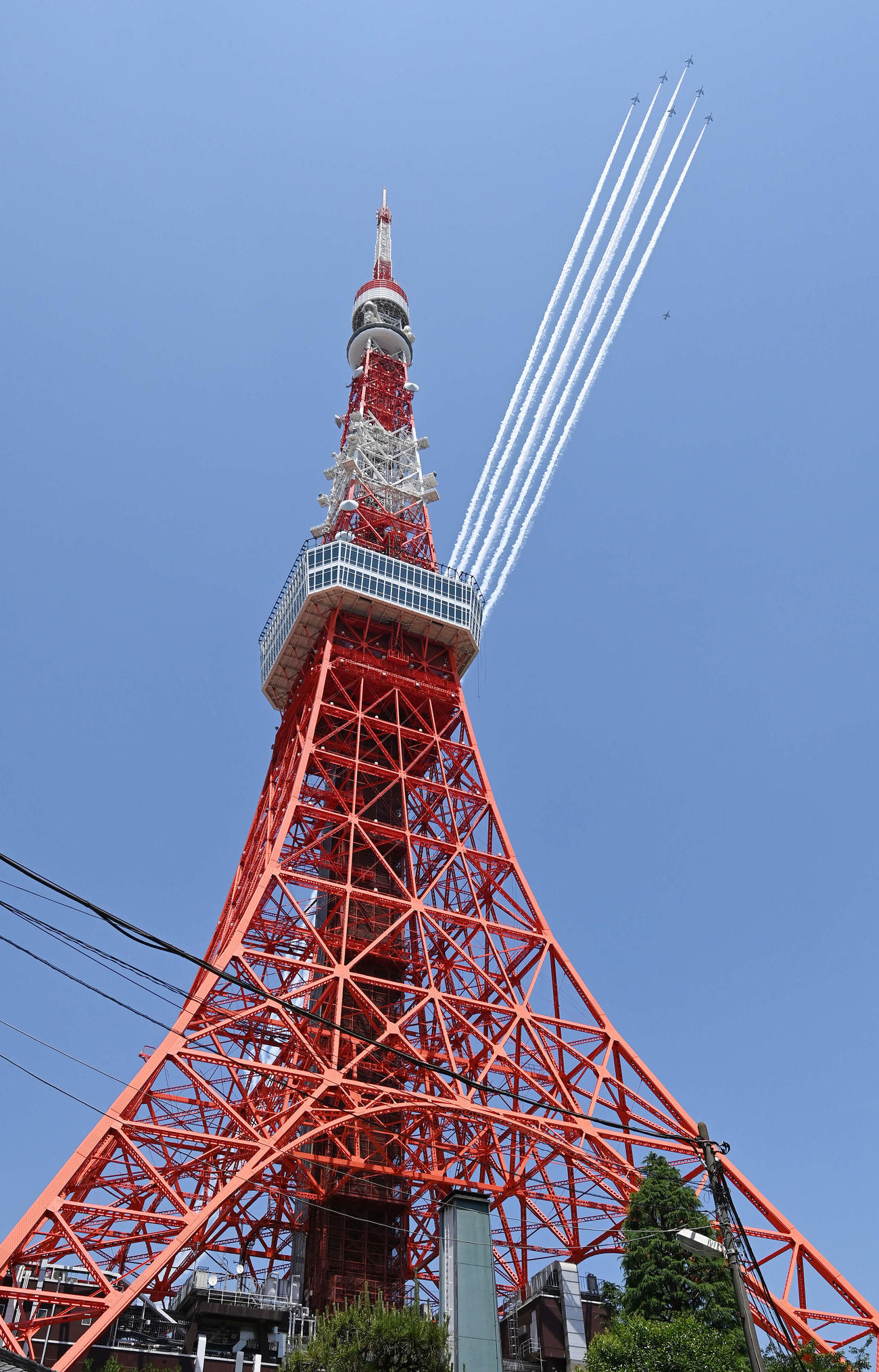 新型コロナウイルスと闘う医療従事者らを激励するため東京タワー上空を飛行するブルーインパルス（撮影・鈴木みどり）