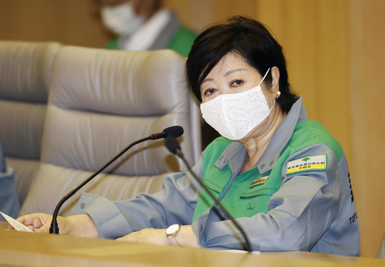 東京都の対策本部会議で発言する小池百合子知事（共同）
