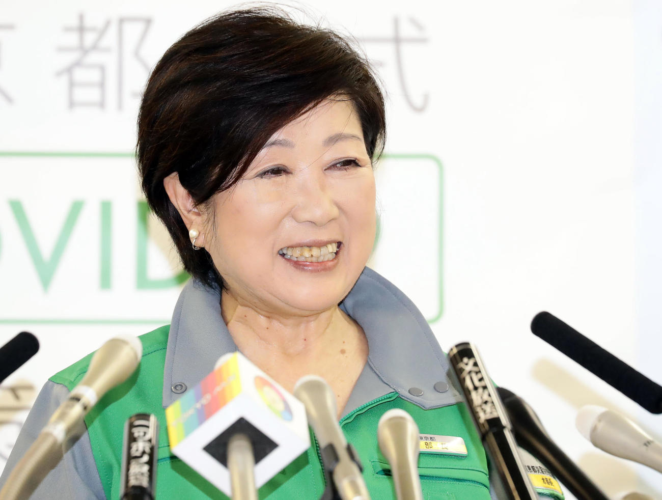 定例会見にマスクを取って臨んだ小池百合子都知事は、口紅をつけていないことを記者から指摘され思わず笑う（撮影・浅見桂子）