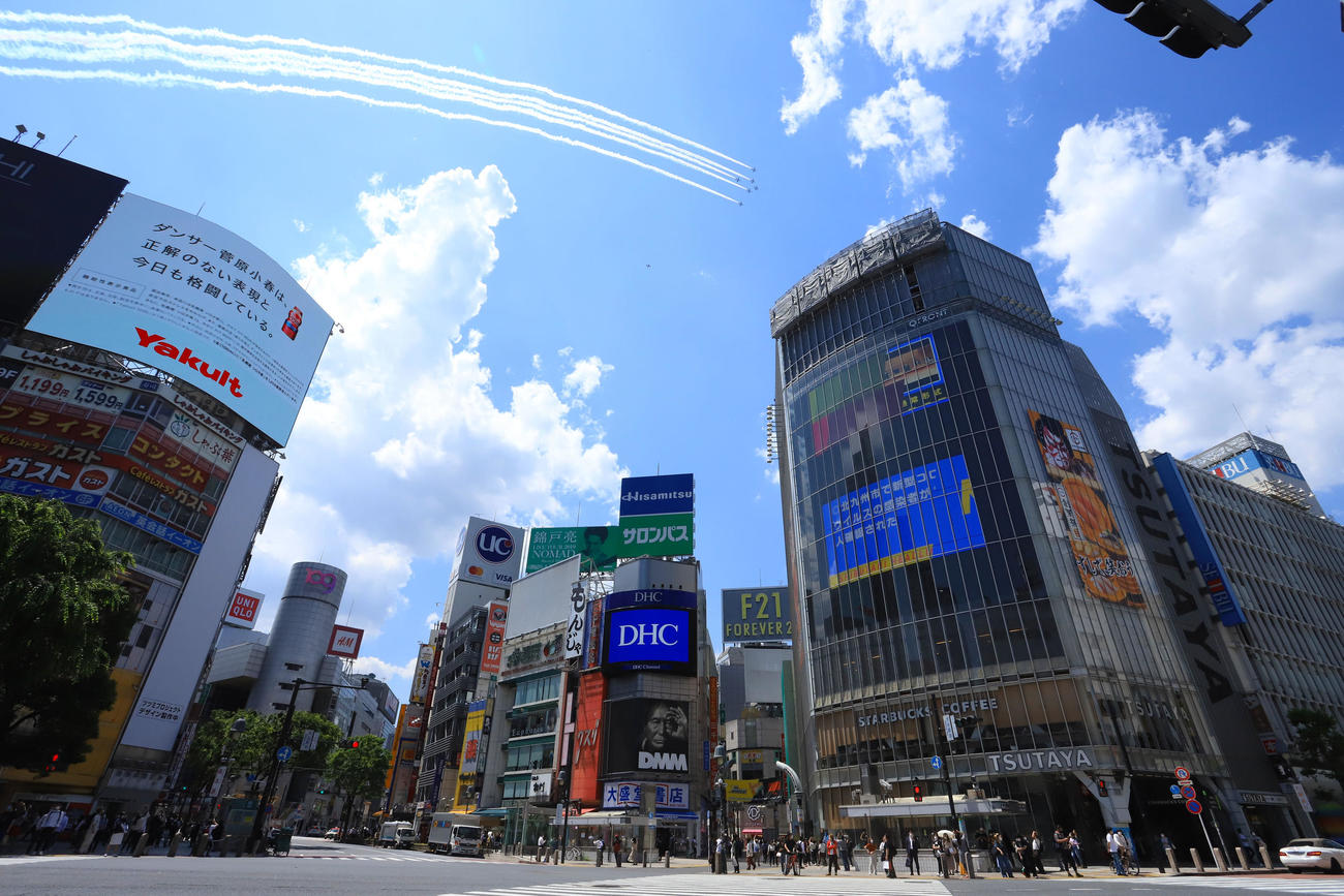 医療従事者たちへ敬意と感謝の気持ちを込め渋谷スクランブル交差点上空を飛ぶブルーインパルス（撮影・垰建太）