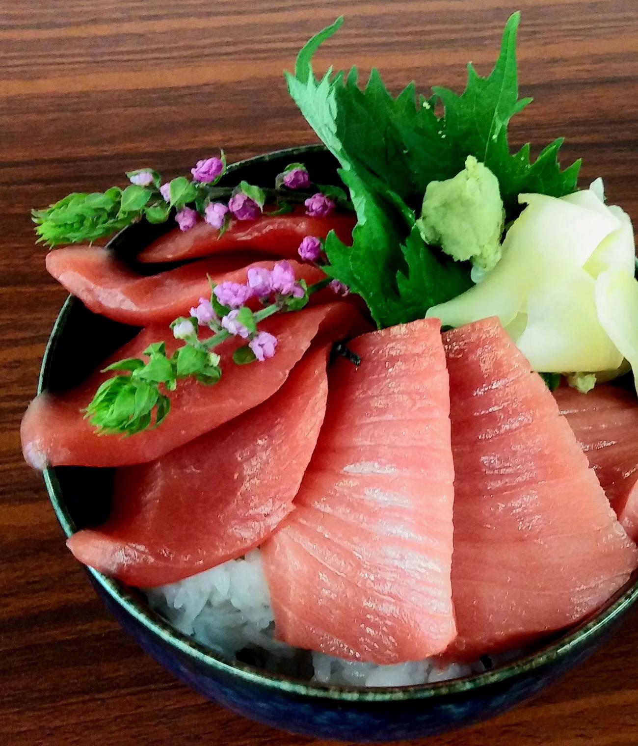 築地の目利きの実力がわかる。そのときに1番おいしい生マグロで盛りつけられた「旬てっか」。思わずゴクリとのどが鳴る