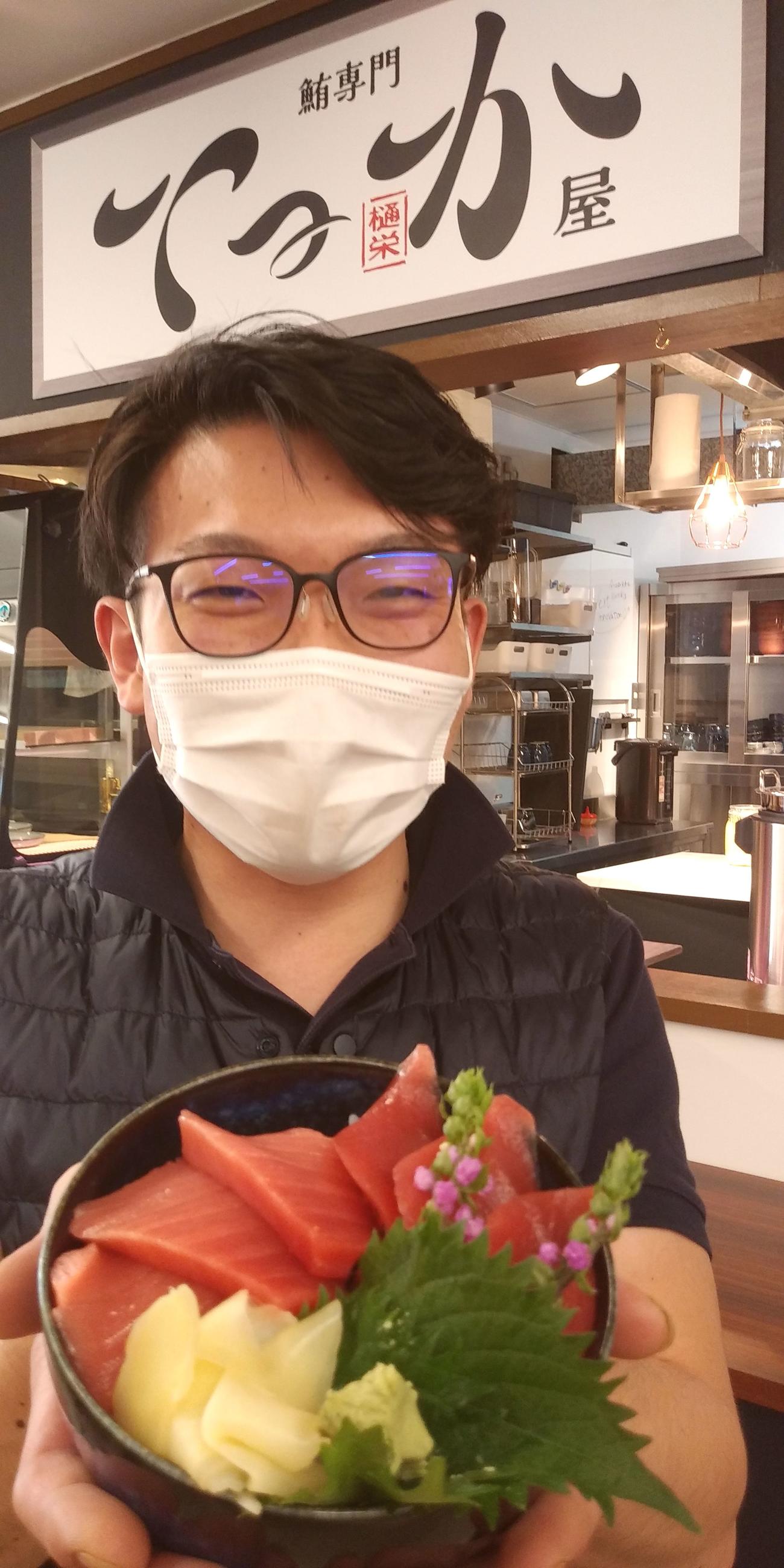 「生マグロのうまさを追求した」と楠本康太社長はニッコリ