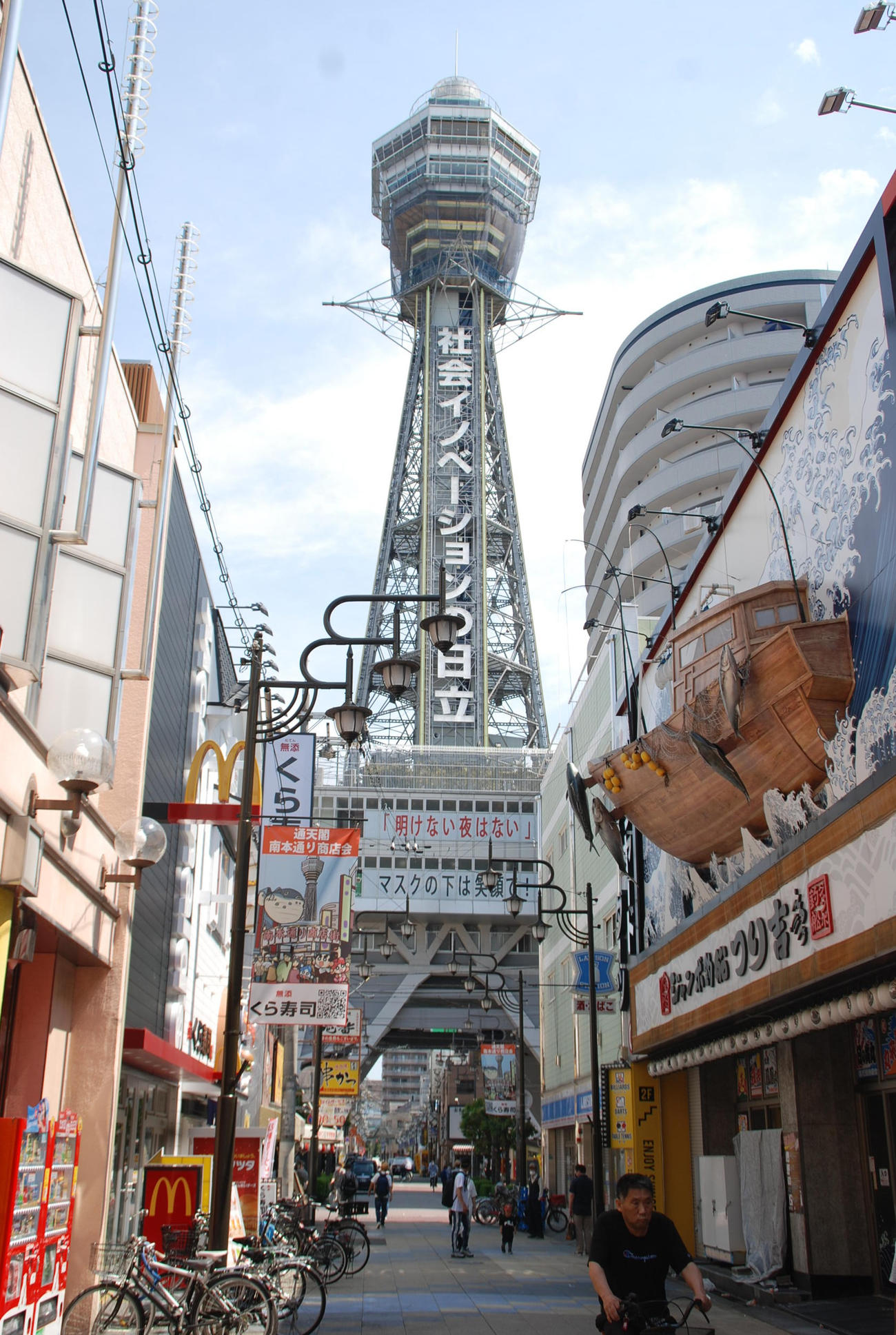 再開した通天閣（撮影・松浦隆司）