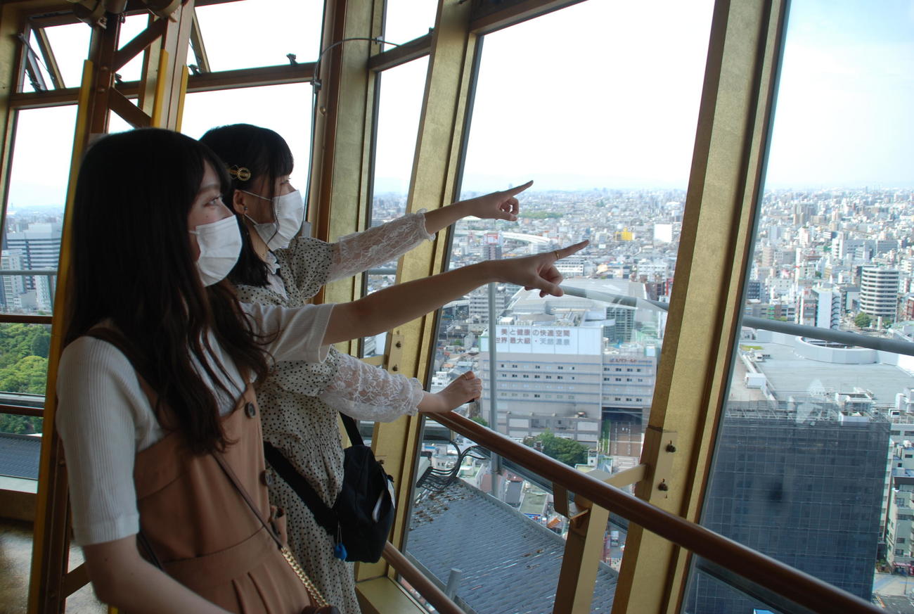 通天閣の展望台から大阪の景色を眺める来館者（撮影・松浦隆司）