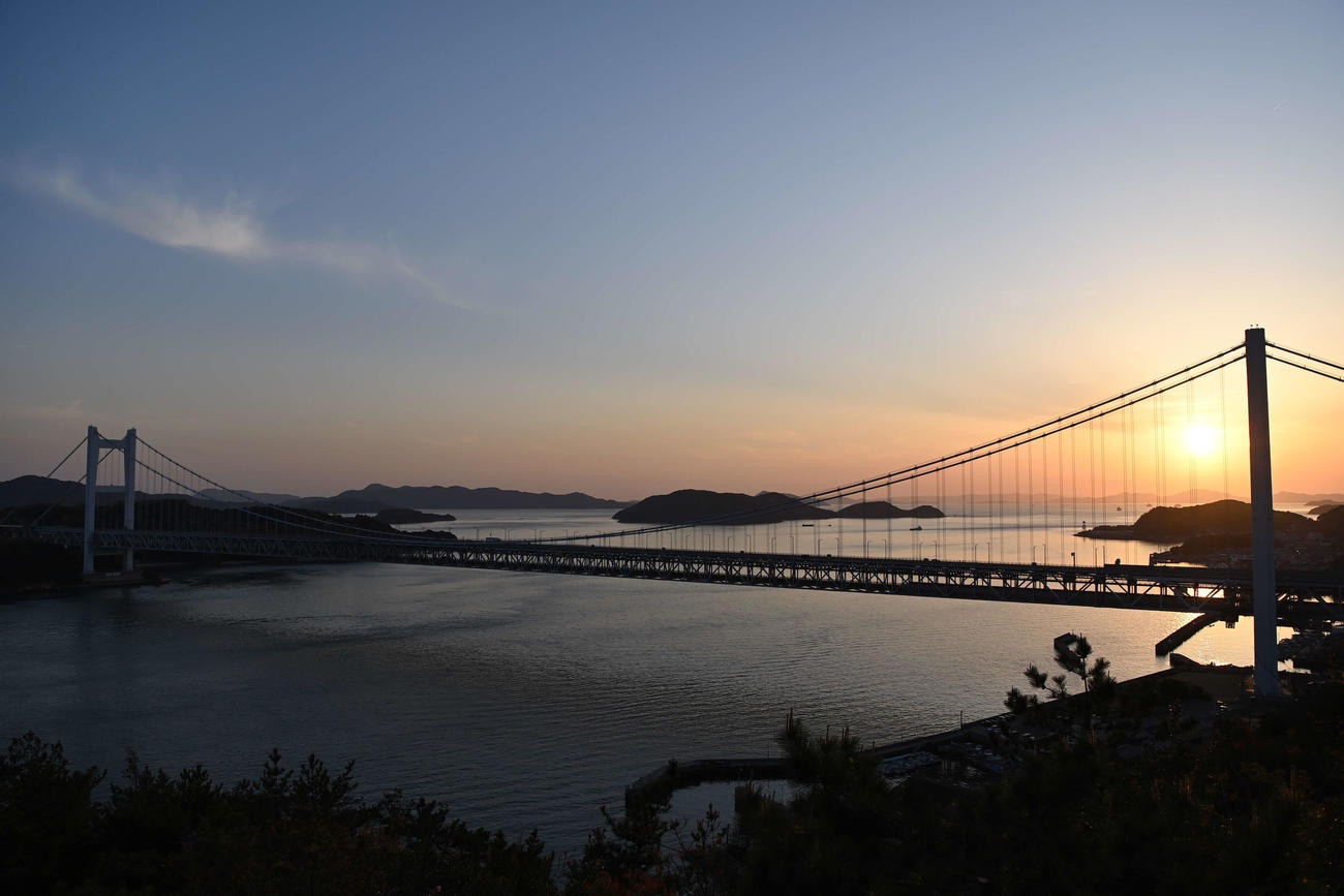 鷲羽山から臨む瀬戸大橋と夕焼け（撮影・鈴木みどり）