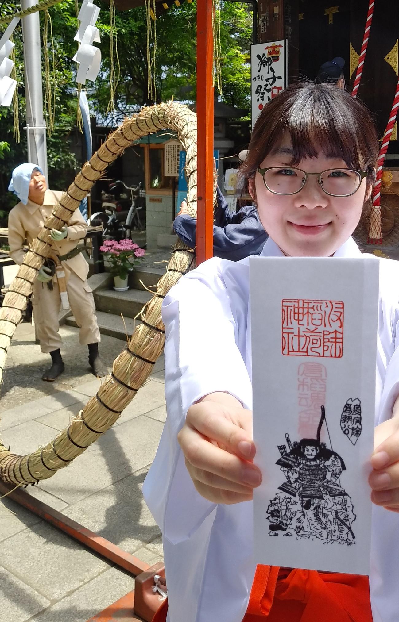 東京・築地の波除神社では初夏恒例の茅輪（ちのわ）が設置された。みこの持っているのが源為朝の疫病よけの神符