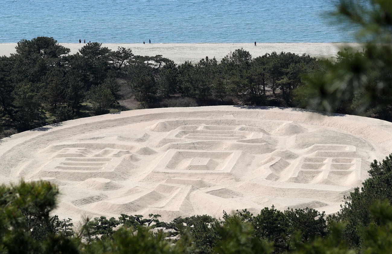香川・観音寺市の有明浜にある江戸時代の銭貨「寛永通宝」を模した銭形砂絵（撮影・江口和貴）
