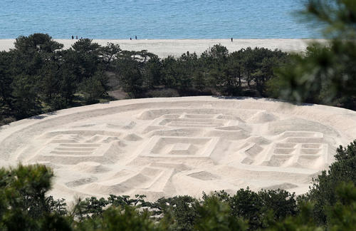 香川・観音寺市の有明浜にある江戸時代の銭貨「寛永通宝」を模した銭形砂絵（撮影・江口和貴）