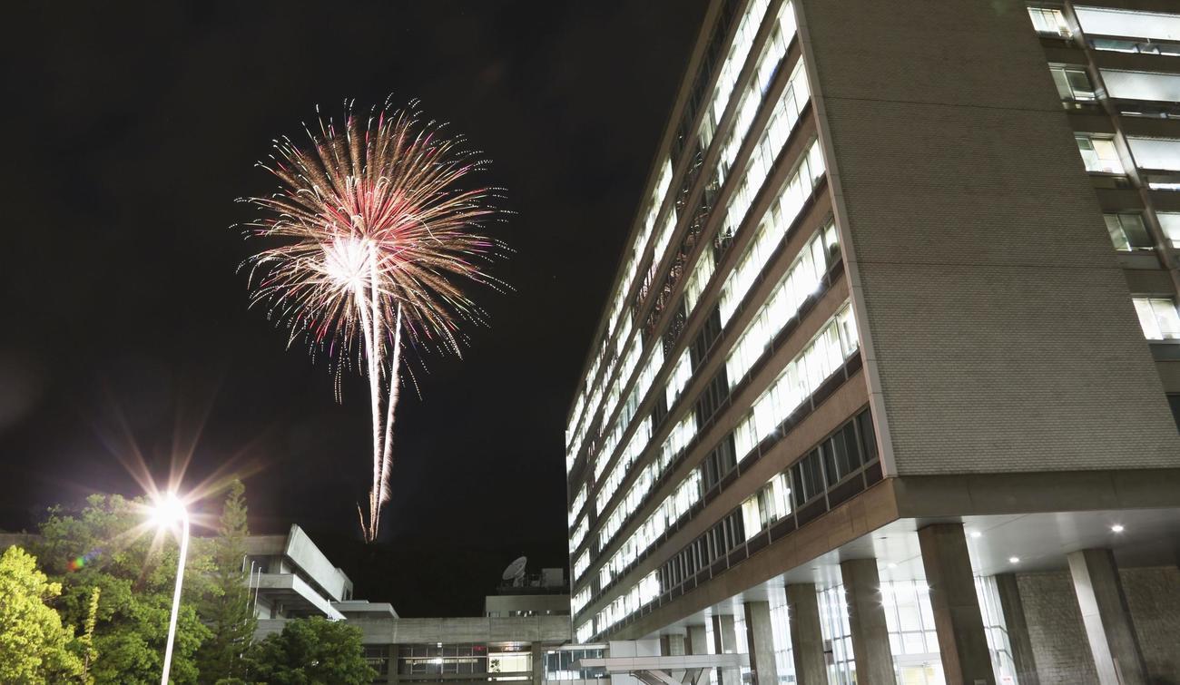 新型コロナウイルス感染症の収束を願い、長野市で打ち上げられた花火（共同）