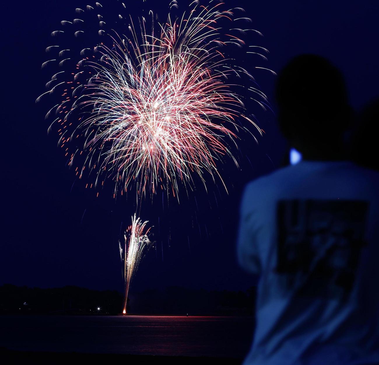 「悪疫退散」を祈願し、福岡市で打ち上げられた花火（共同）