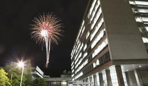 新型コロナウイルス感染症の収束を願い、長野市で打ち上げられた花火（共同）