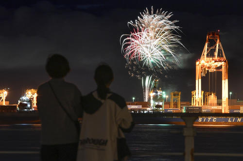 新型コロナウイルス感染症の収束を願い、大阪市で打ち上げられた花火（共同）
