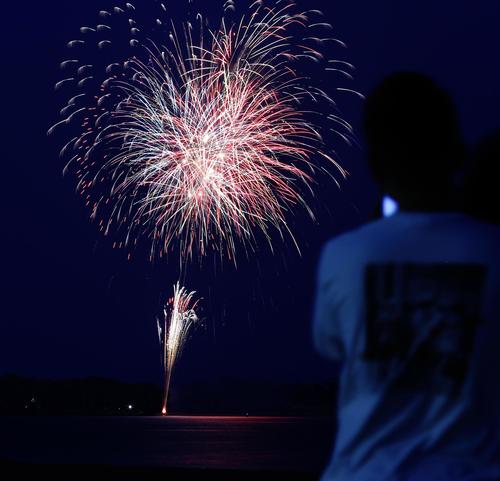 「悪疫退散」を祈願し、福岡市で打ち上げられた花火（共同）