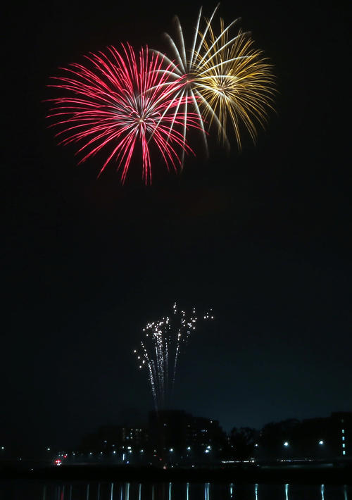 午後8時すぎ小雨が降る中、多摩川上空に約2分間、花火が打ち上げられた。新型コロナウイルス終息を祈願した「全国一斉悪疫退散祈願Cheer　Up！花火プロジェクト」として全約国160の事業者が思いを届けた（撮影・狩俣裕三）