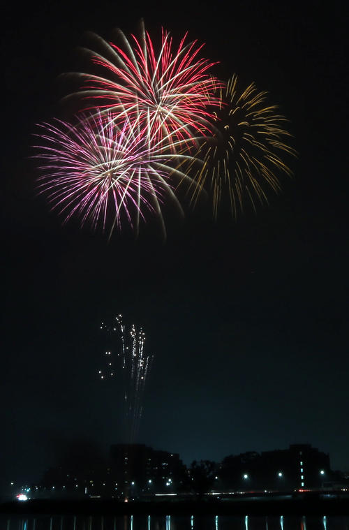 午後8時すぎ小雨が降る中、多摩川上空に約2分間、花火が打ち上げられた。新型コロナウイルス終息を祈願した「全国一斉悪疫退散祈願Cheer　Up！花火プロジェクト」として全約国160の事業者が思いを届けた（撮影・狩俣裕三）