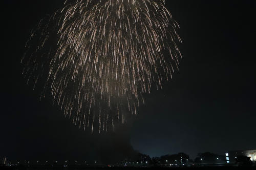 午後8時すぎ小雨が降る中、多摩川上空に約2分間、花火が打ち上げられた。新型コロナウイルスの収束を祈願した「全国一斉悪疫退散祈願Cheer　Up！花火プロジェクト」として全約国160の事業者が思いを届けた（撮影・狩俣裕三）