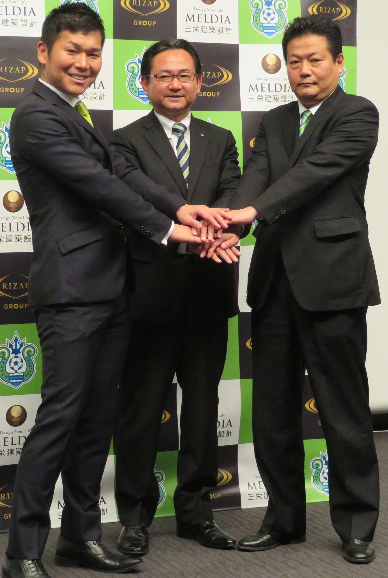 RIZAPグループ瀬戸健社長（左、18年4月6日撮影）