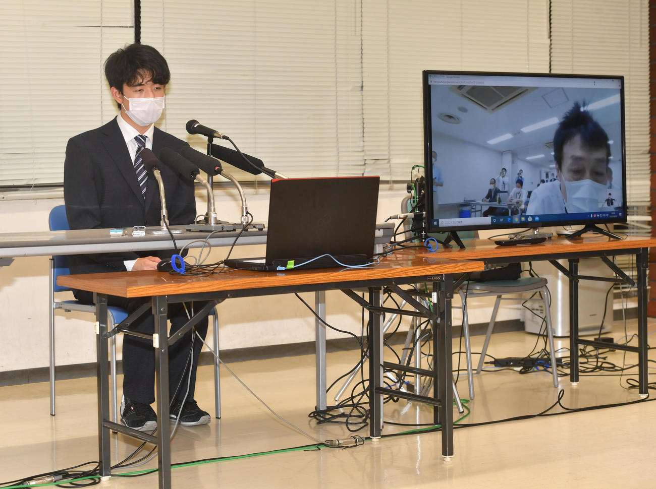 「第91期ヒューリック杯棋聖戦」の準決勝で勝利した藤井聡太七段は、リモート記者会見に臨む（撮影・柴田隆二）