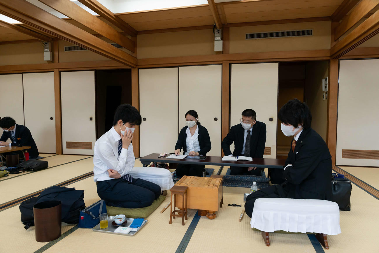 棋聖戦決勝トーナメント準決勝に臨んだ藤井聡太七段（左）、佐藤天彦九段（代表撮影:日本将棋連盟）