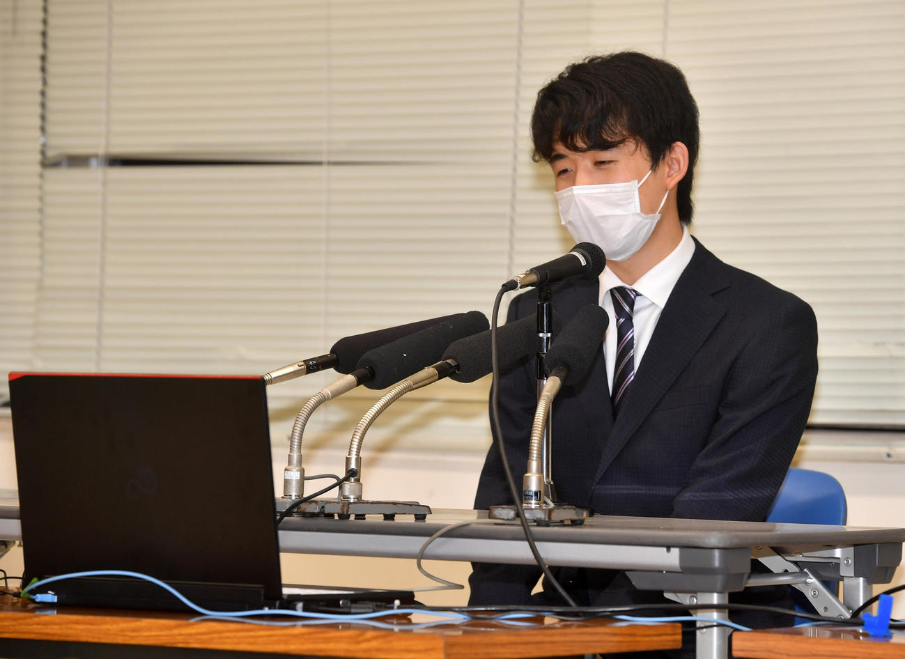 「第91期ヒューリック杯棋聖戦」の準決勝で、勝利した藤井聡太七段はリモート記者会見をする（撮影・柴田隆二）