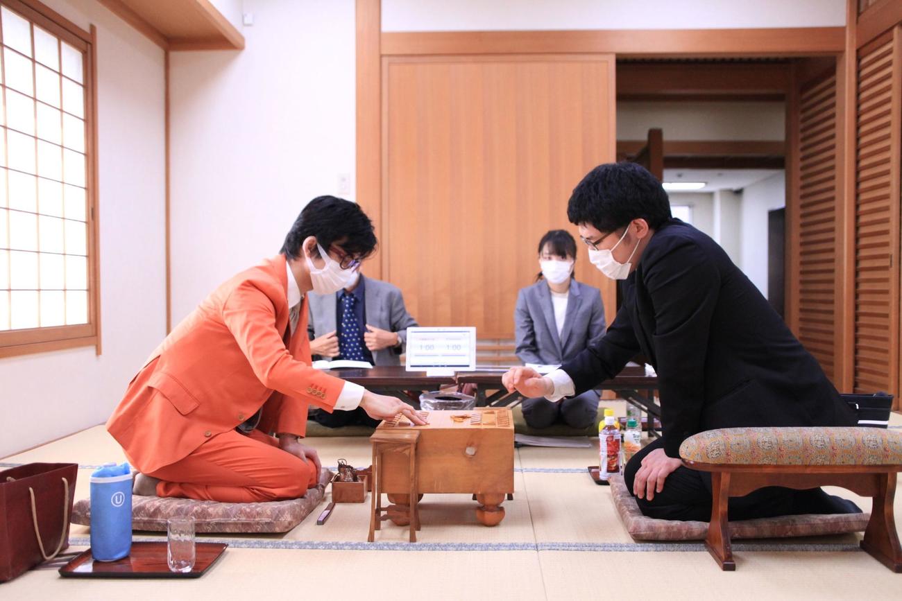 デビュー戦に臨んだ折田翔吾四段（右）、大橋貴洸六段（日本将棋連盟提供）