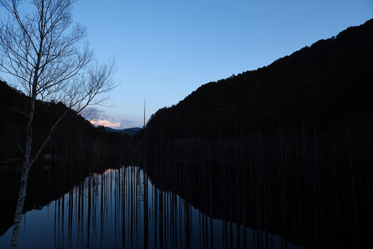 山並みや空が写り込み神秘的な自然湖（撮影・滝沢徹郎）