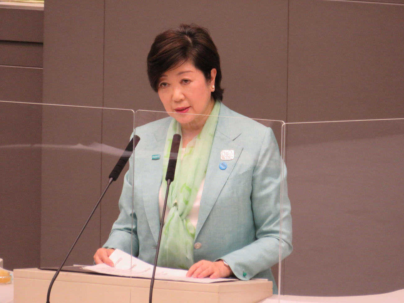 東京都議会にて答弁する、小池百合子知事（撮影・小早川宗一郎）