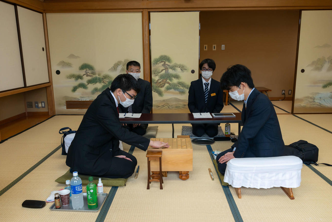 第91期棋聖戦挑戦者決定戦で対局する藤井聡太七段（右）、永瀬拓矢2冠（日本将棋連盟提供）