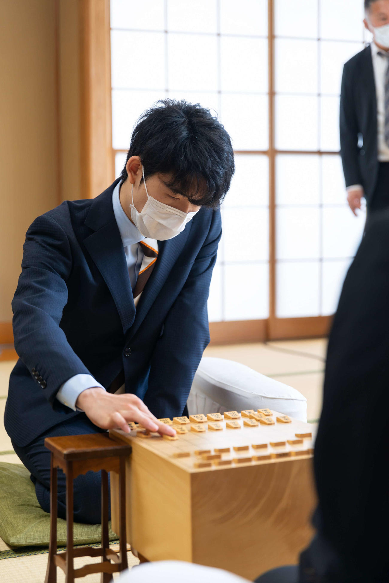 第91期棋聖戦挑戦者決定戦で対局する藤井聡太七段（日本将棋連盟提供）