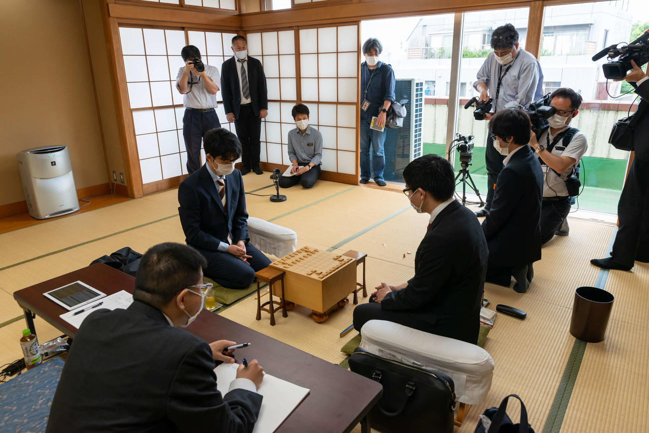 第91期棋聖戦挑戦者決定戦で対局する藤井聡太七段（左）、永瀬拓矢2冠（日本将棋連盟提供）
