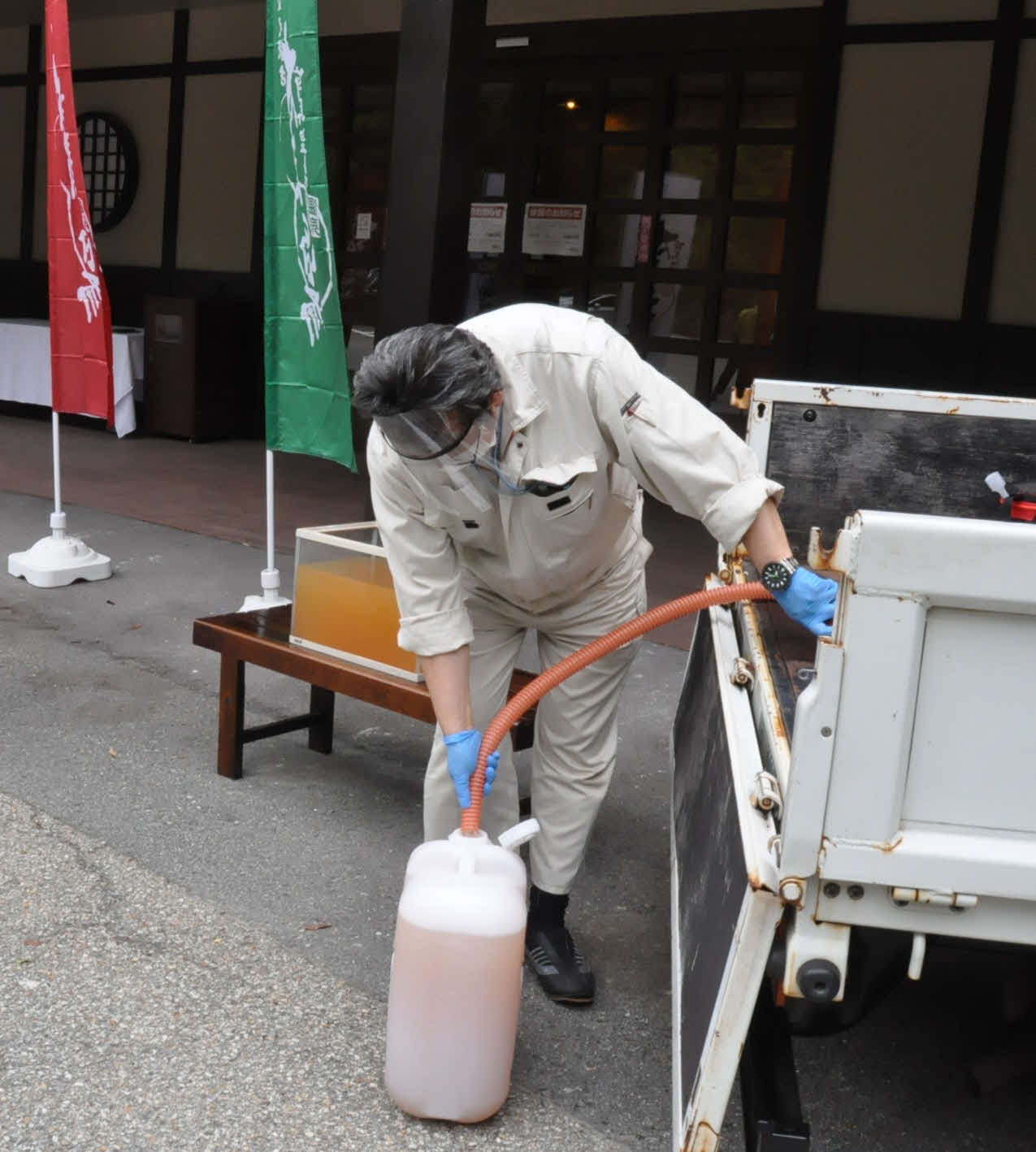 ドライブスルーで温泉を販売する従業員（有馬温泉太閤の湯提供）