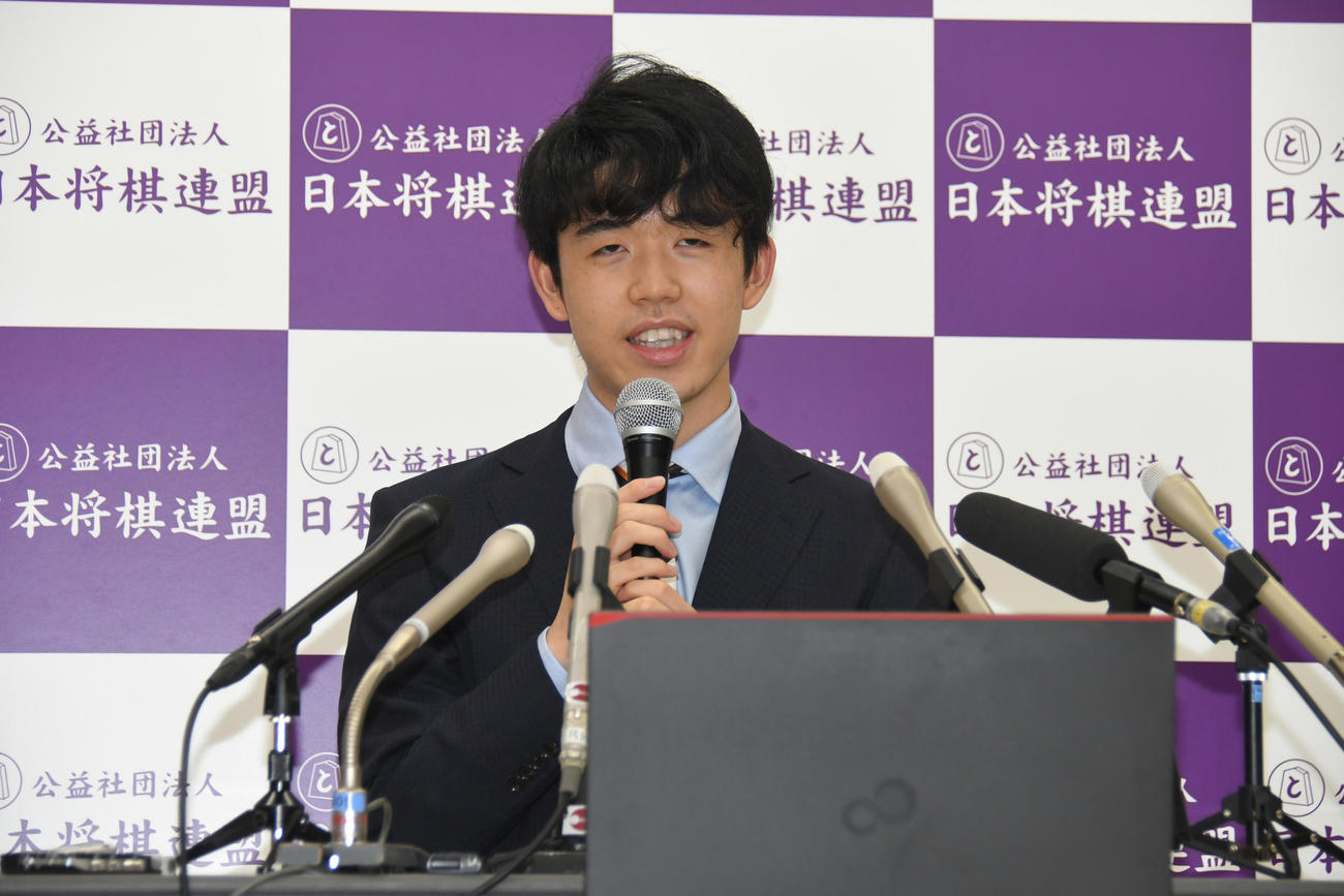 史上最年少でのタイトル挑戦へ、勝利した藤井聡太七段は、リモート記者会見に臨む（2020年6月4日撮影）