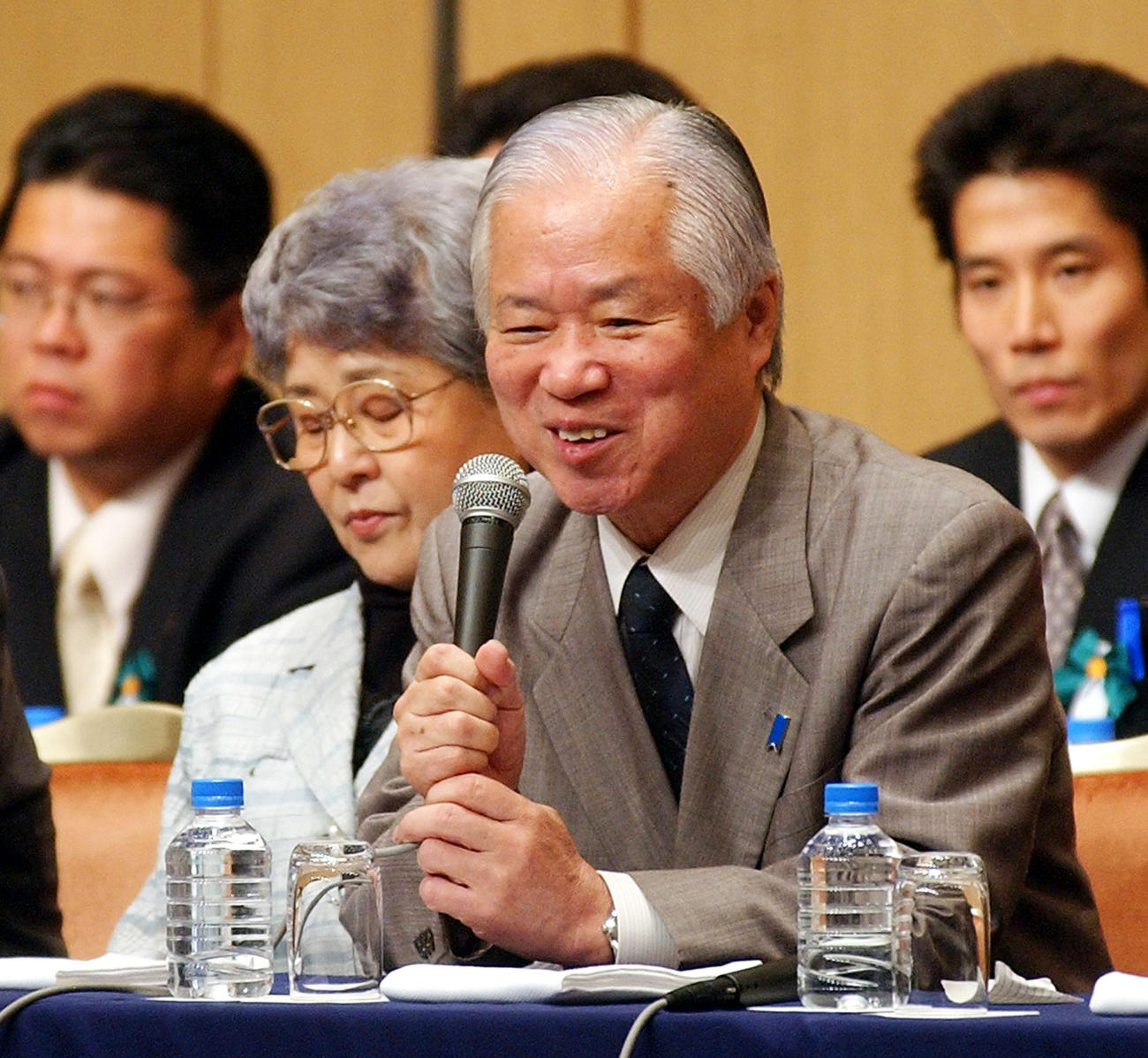 04年５月、小泉首相訪朝を受けて会見する横田滋さん（右）と横田早紀江さん