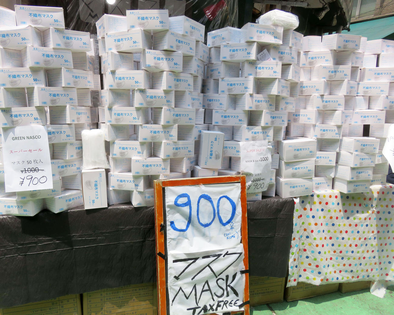 東京・新宿区の通称イスラム通りでは50枚入りの使い捨てマスクが1箱900円（税込み）で山積みされていた（撮影・大上悟）