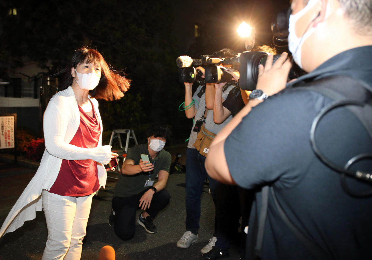 川崎市内の故・横田滋さん自宅の入る集合住宅前で、取材に応じるあさがおの会の森聡美さん（撮影・浅見桂子）