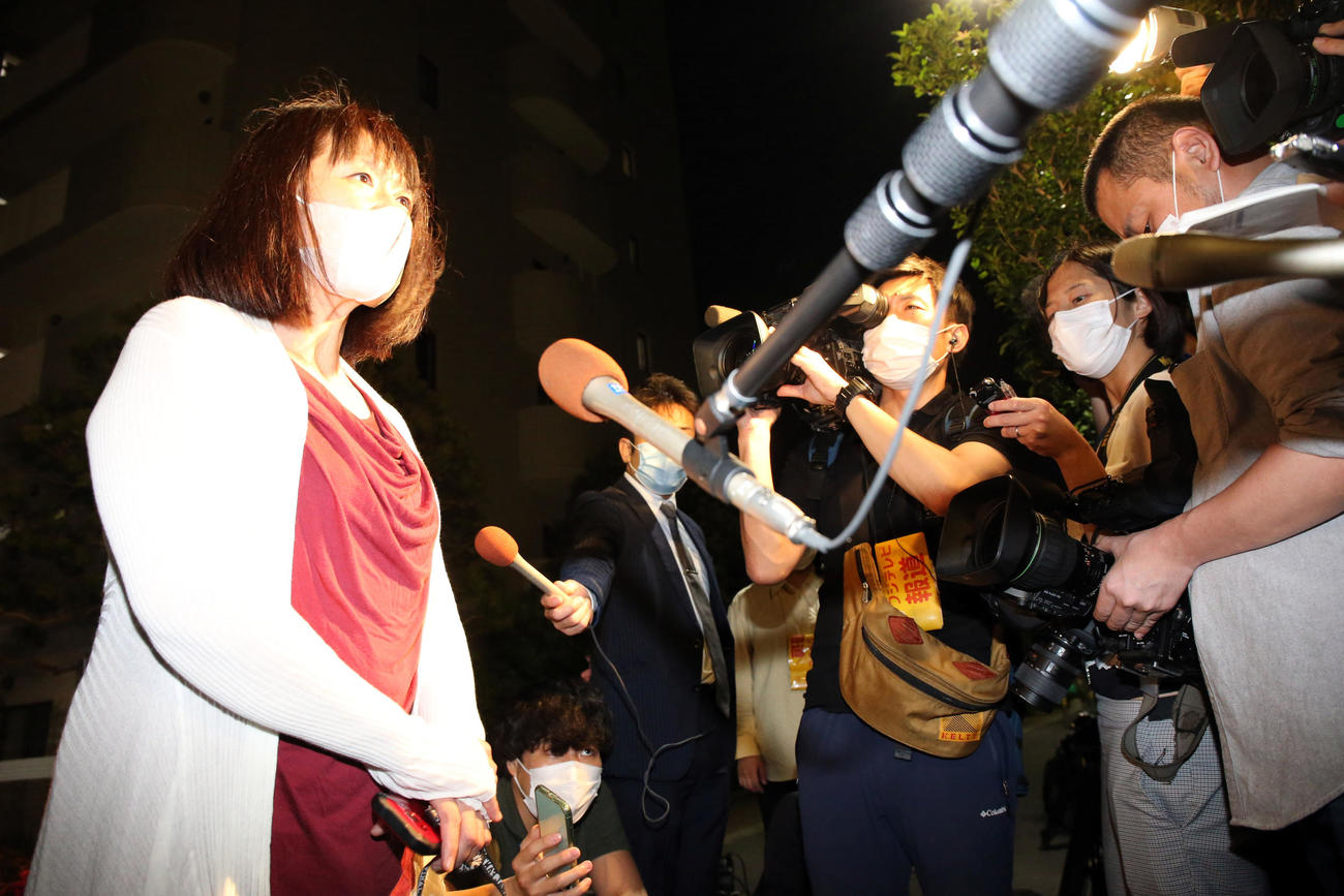 川崎市内の故・横田滋さん自宅の入る集合住宅前で、取材に応じるあさがおの会の森聡美さん（撮影・浅見桂子）