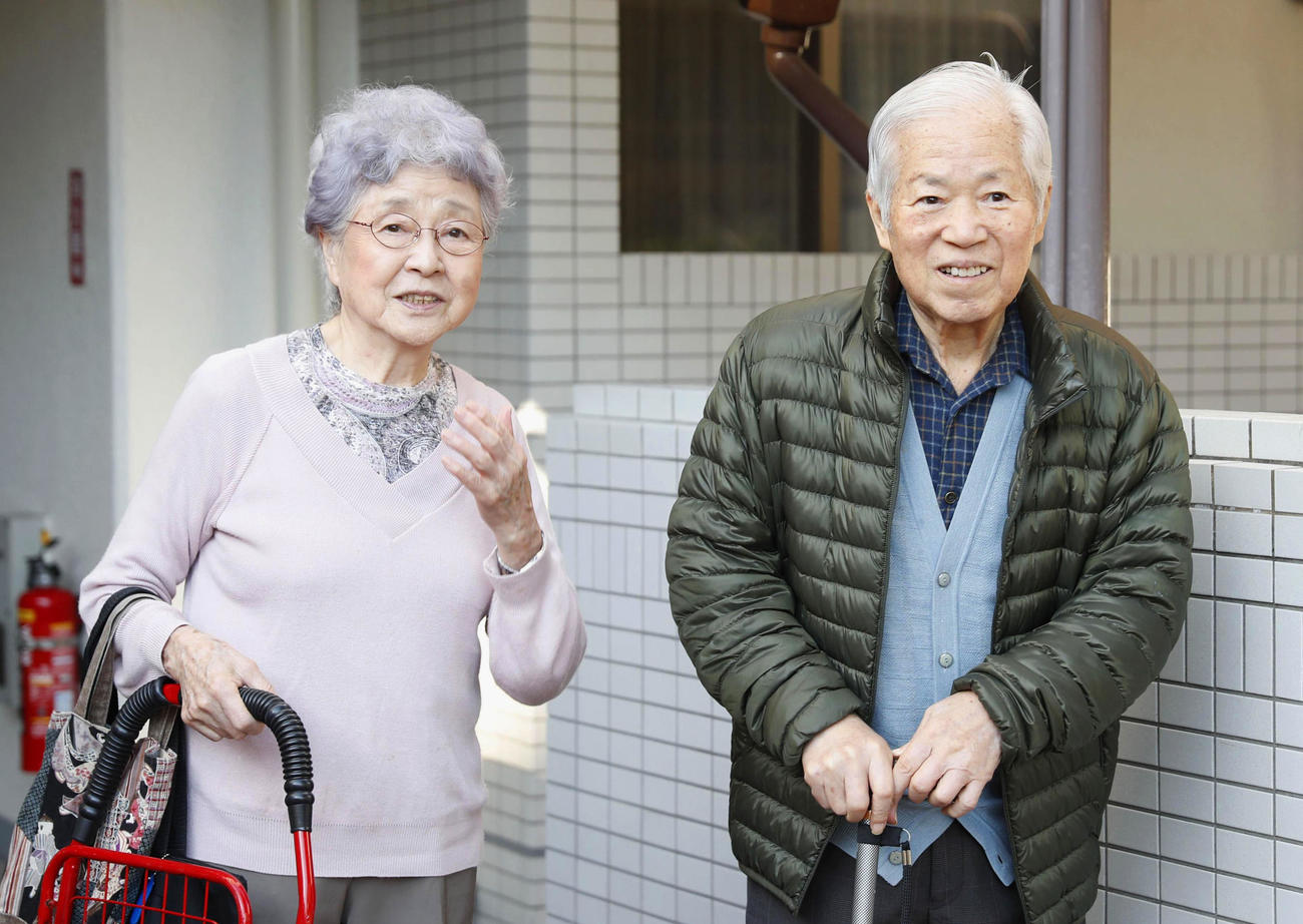 2017年11月、早紀江さん（左）に付き添われてデイケアに向かう横田滋さん