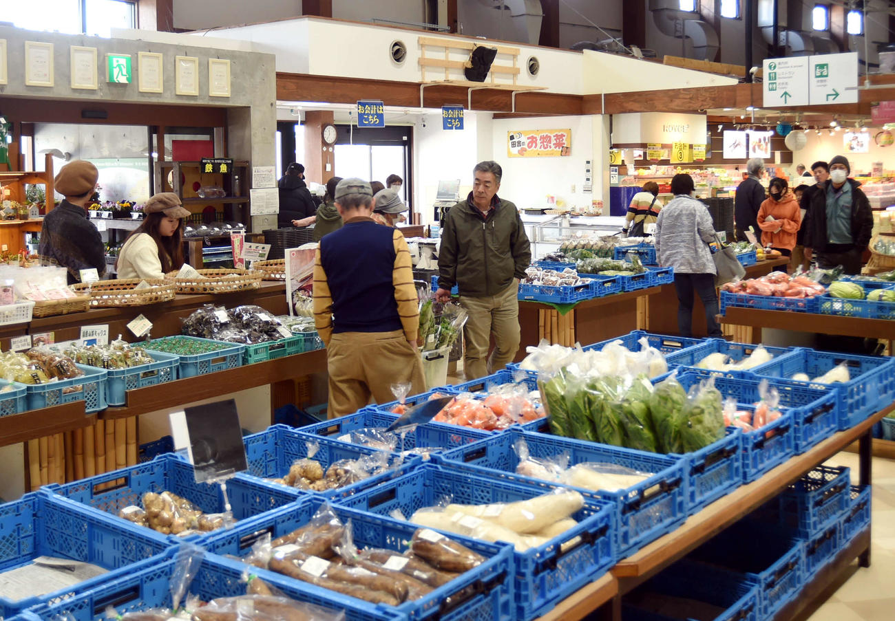 道の駅内の売店で買い物を楽しむ観光客