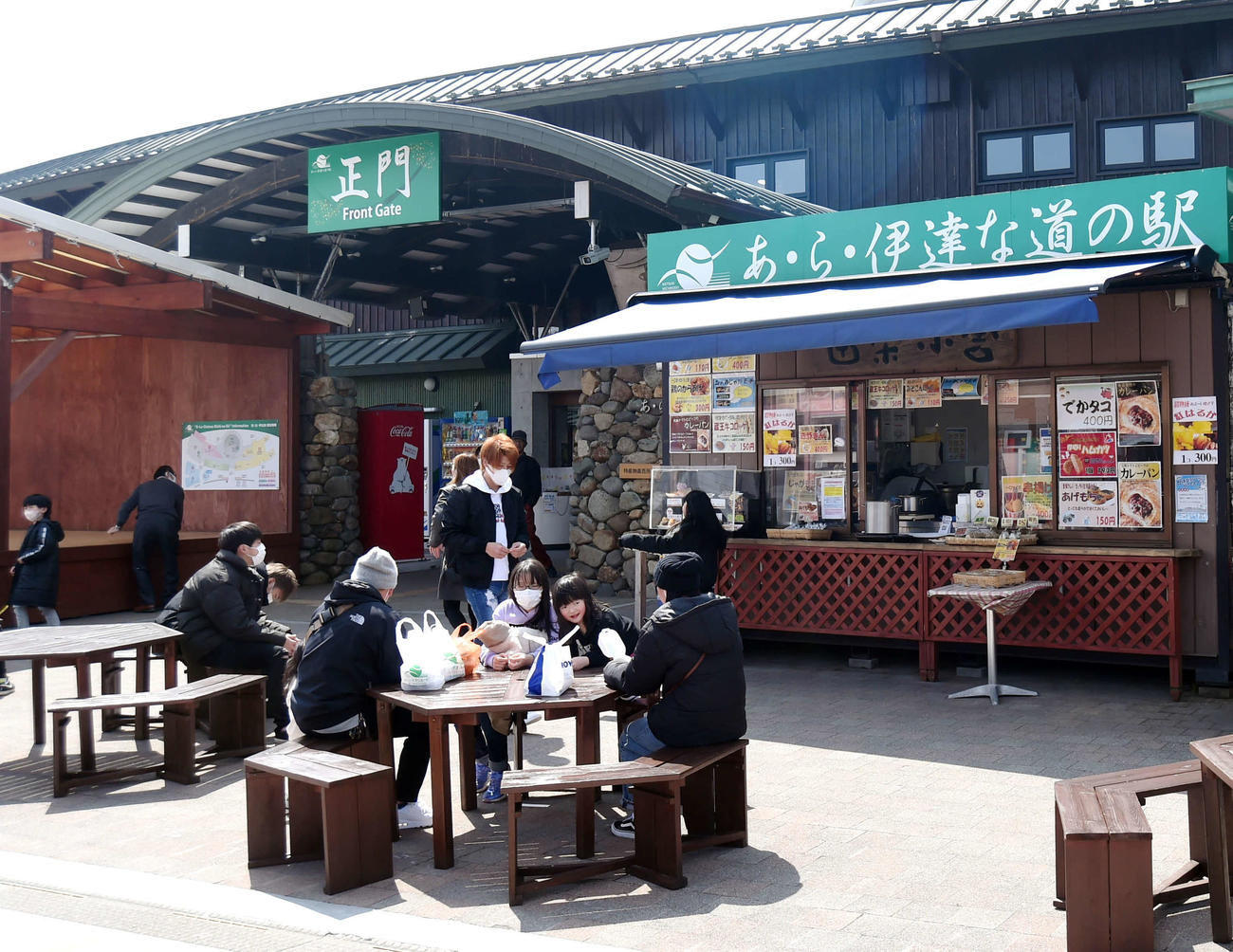 道の駅の外のベンチで食事をする観光客