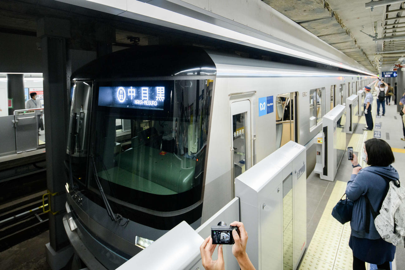 開業初日、虎ノ門ヒルズ駅のホームの様子（東京メトロ提供）