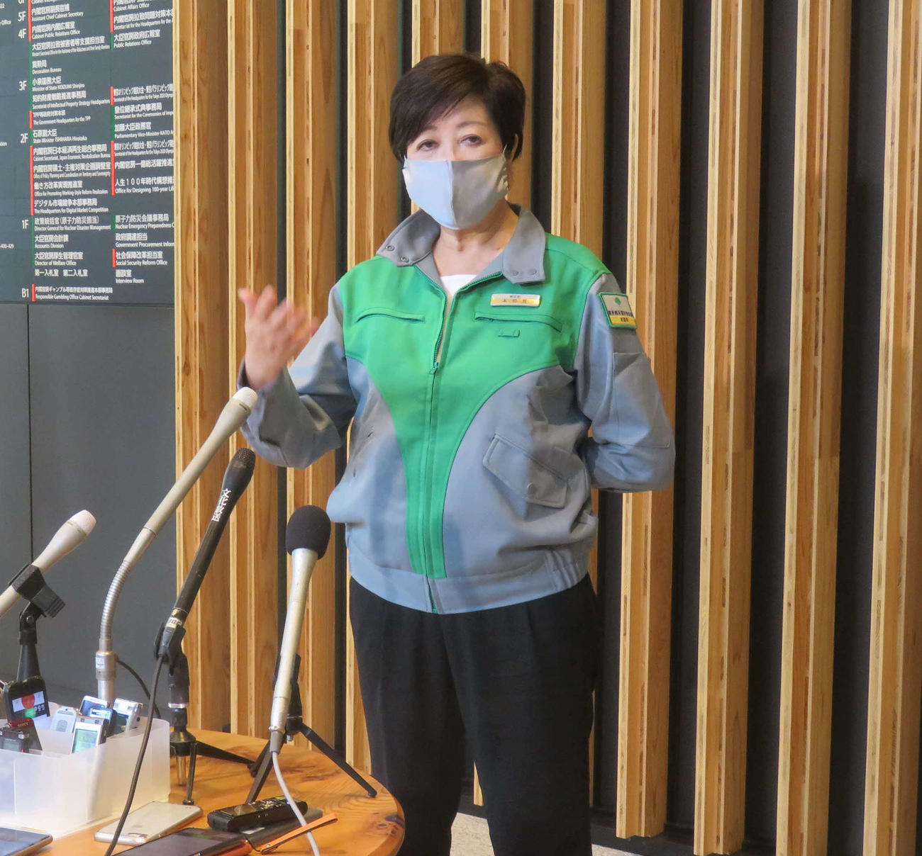 小池百合子都知事は西村経済再生相と夜の繁華街での新規感染者対策について初の協議を行い、会見した