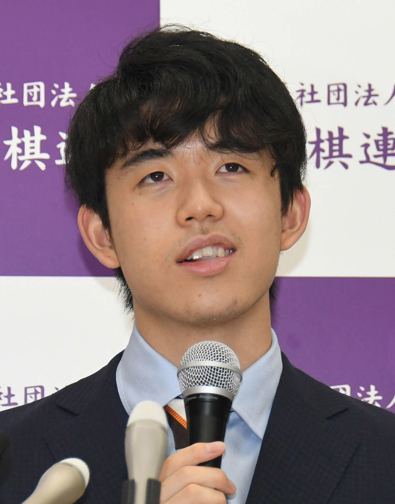 4日、史上最年少でのタイトル挑戦へ向けて記者の質問に答える藤井聡太七段（2020年6月4日撮影）