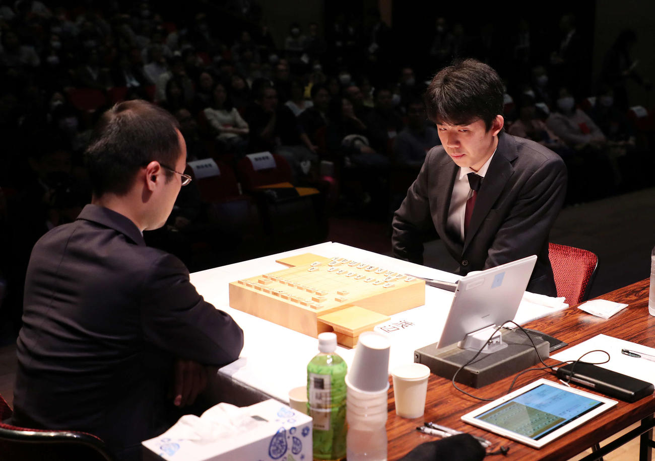 19年2月、朝日杯オープン戦の決勝で対局する渡辺明棋王（左）と藤井聡太七段