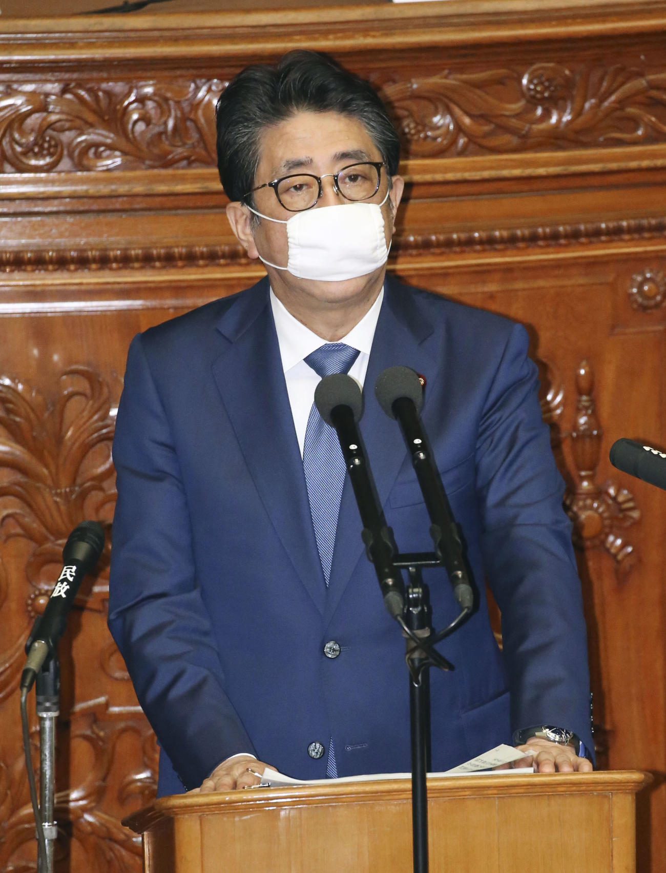 衆院本会議で答弁する安倍首相（共同）